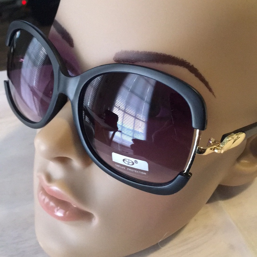 🌸NWT UV Shades 👓